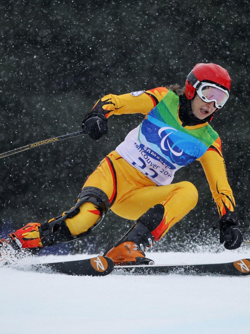 Laura Valeanu skiing