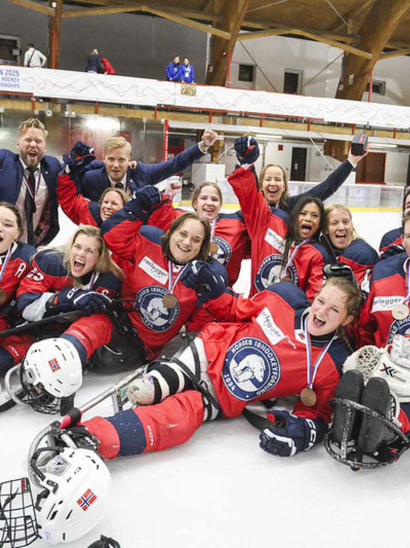 Norway's women's Para ice hockey national team celebrating the bronze medal at Dolny Kubin 2025