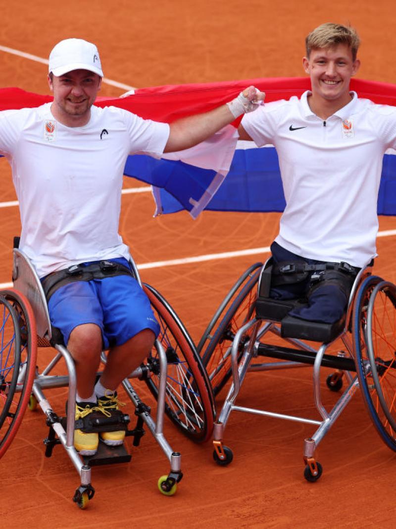 Sam Schroder and Nils Vink holding up Dutch flags