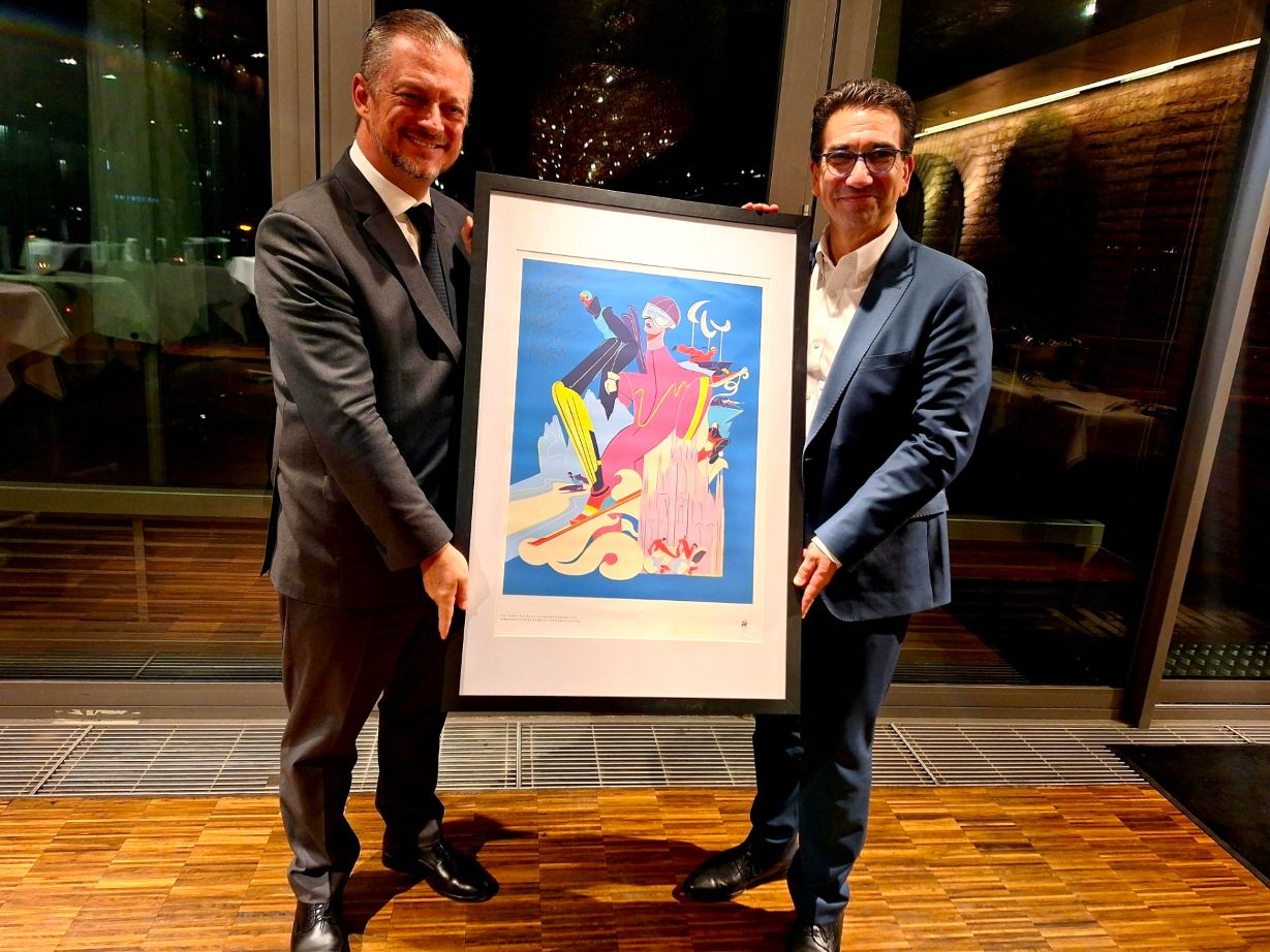 IPC President Andrew Parsons presents the Mayor of Bonn, Guido Déus, with an artistic  picture