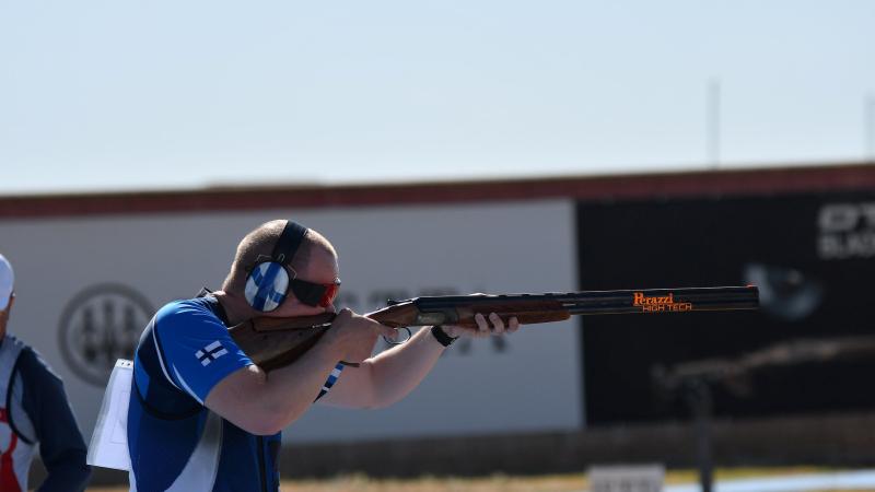 A Para Trap shooter in action