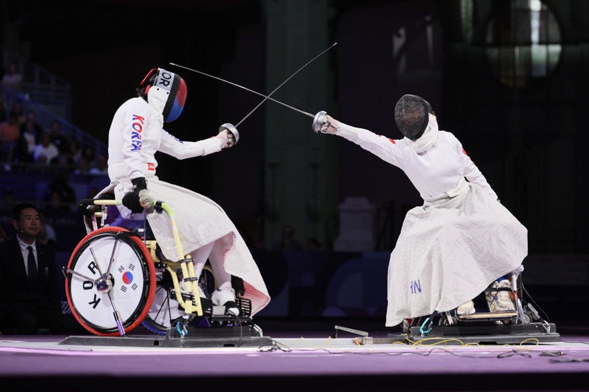 Andy Lyons (GBR) scores a point in para fencing during the Tokyo 2020 Paralympic Games